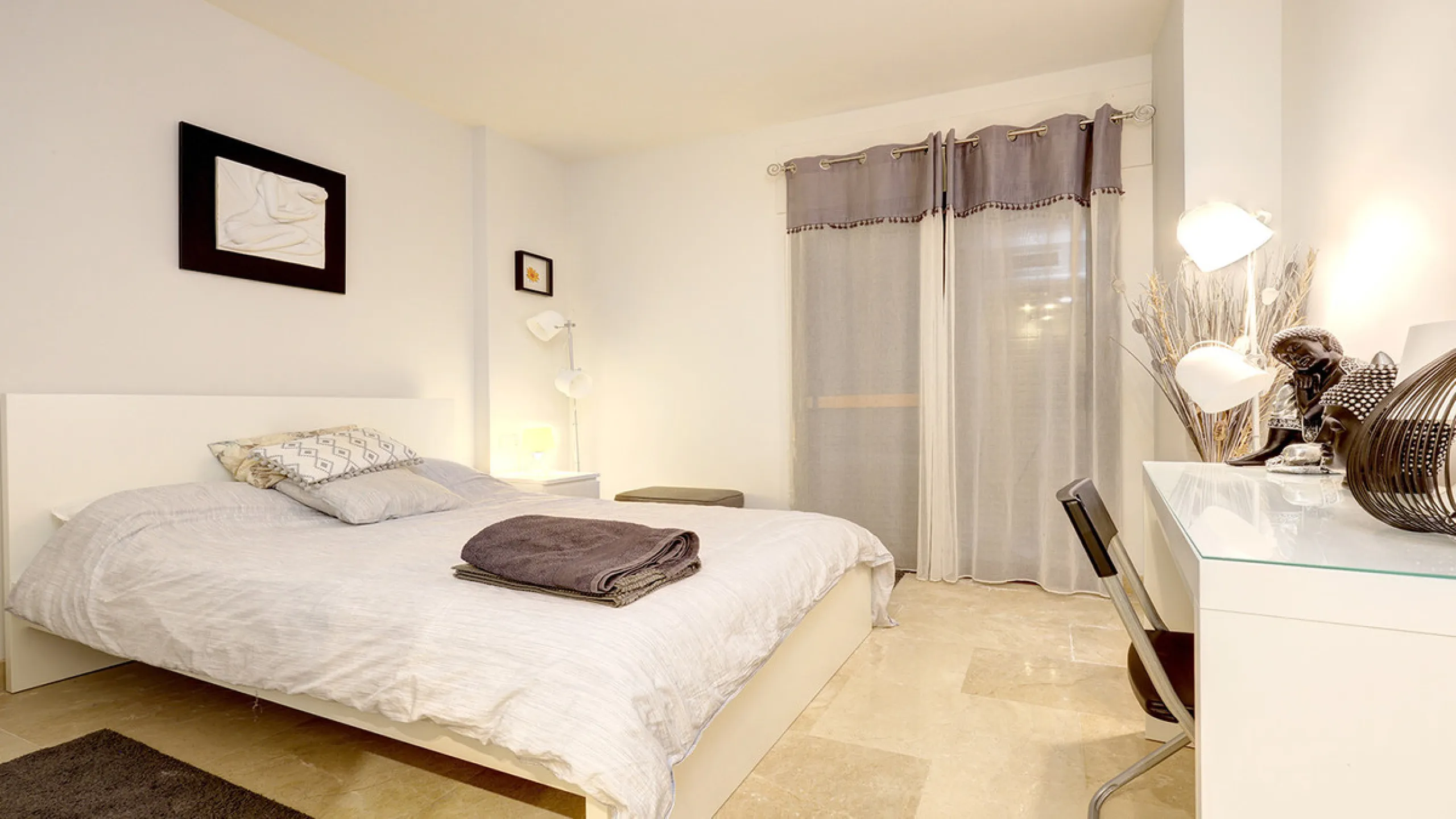 This spacious ground-floor apartment offers the perfect blend of comfort, convenience, and indoor-outdoor living. Just 5 minutes by car or a 7-minute cycle to the vibrant beachfront town of Sabinillas, you'll have all amenities, shops, and restaurants wit