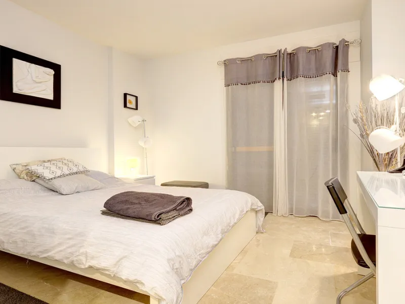 This spacious ground-floor apartment offers the perfect blend of comfort, convenience, and indoor-outdoor living. Just 5 minutes by car or a 7-minute cycle to the vibrant beachfront town of Sabinillas, you'll have all amenities, shops, and restaurants wit