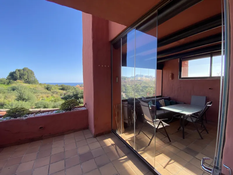 This spacious ground-floor apartment offers the perfect blend of comfort, convenience, and indoor-outdoor living. Just 5 minutes by car or a 7-minute cycle to the vibrant beachfront town of Sabinillas, you'll have all amenities, shops, and restaurants wit