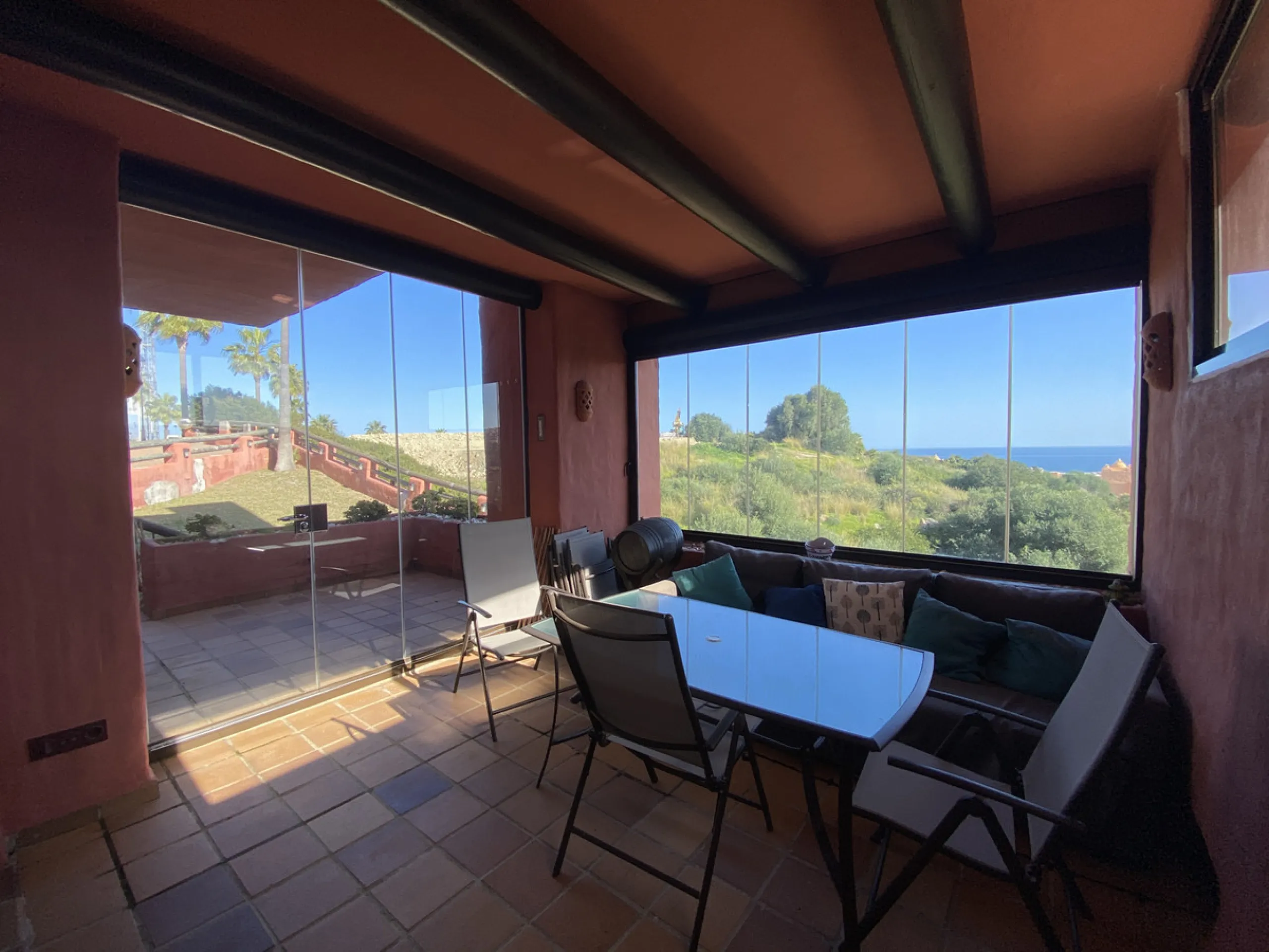 This spacious ground-floor apartment offers the perfect blend of comfort, convenience, and indoor-outdoor living. Just 5 minutes by car or a 7-minute cycle to the vibrant beachfront town of Sabinillas, you'll have all amenities, shops, and restaurants wit