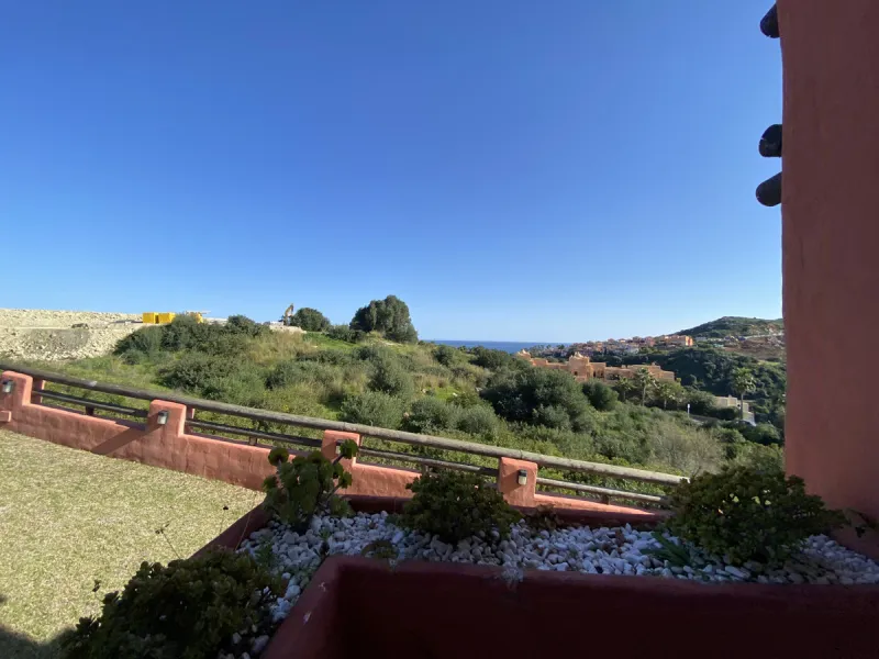 This spacious ground-floor apartment offers the perfect blend of comfort, convenience, and indoor-outdoor living. Just 5 minutes by car or a 7-minute cycle to the vibrant beachfront town of Sabinillas, you'll have all amenities, shops, and restaurants wit