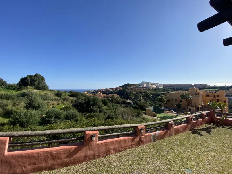 This spacious ground-floor apartment offers the perfect blend of comfort, convenience, and indoor-outdoor living. Just 5 minutes by car or a 7-minute cycle to the vibrant beachfront town of Sabinillas, you'll have all amenities, shops, and restaurants wit