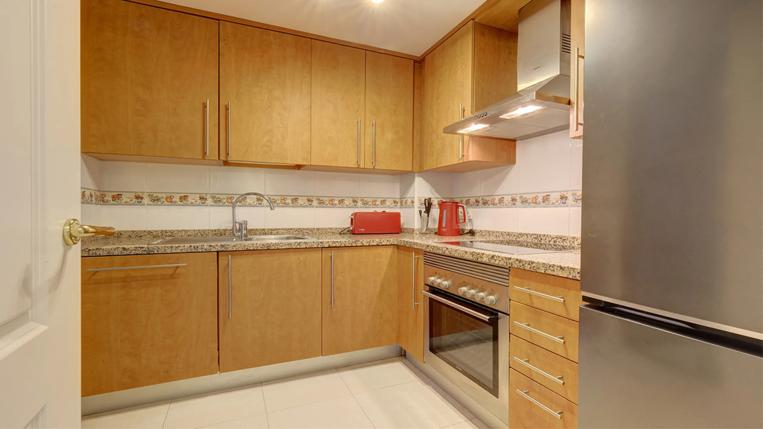 This spacious ground-floor apartment offers the perfect blend of comfort, convenience, and indoor-outdoor living. Just 5 minutes by car or a 7-minute cycle to the vibrant beachfront town of Sabinillas, you'll have all amenities, shops, and restaurants wit