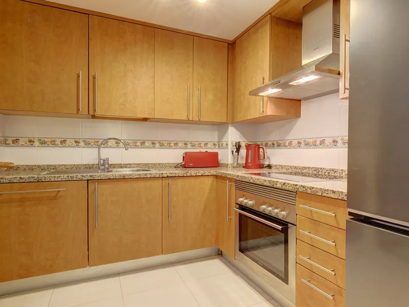 This spacious ground-floor apartment offers the perfect blend of comfort, convenience, and indoor-outdoor living. Just 5 minutes by car or a 7-minute cycle to the vibrant beachfront town of Sabinillas, you'll have all amenities, shops, and restaurants wit
