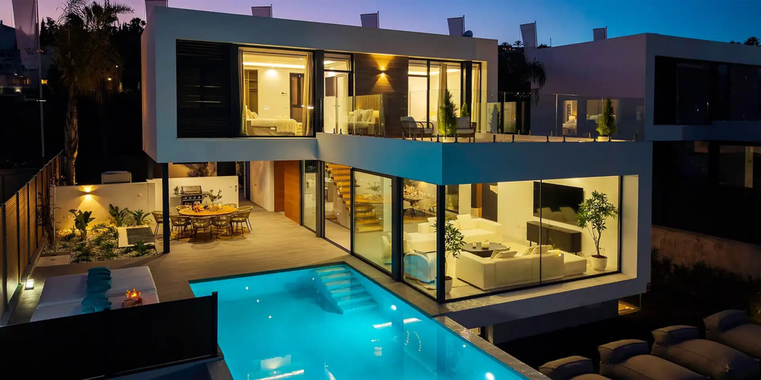 This is a brand new, Scandinavian-inspired home set front line to El Campanario Golf. Just minutes from Puerto Banús, the beach, and top golf courses, this modern villa offers five spacious bedrooms, four en suite bathrooms, and a guest toilet. The open p