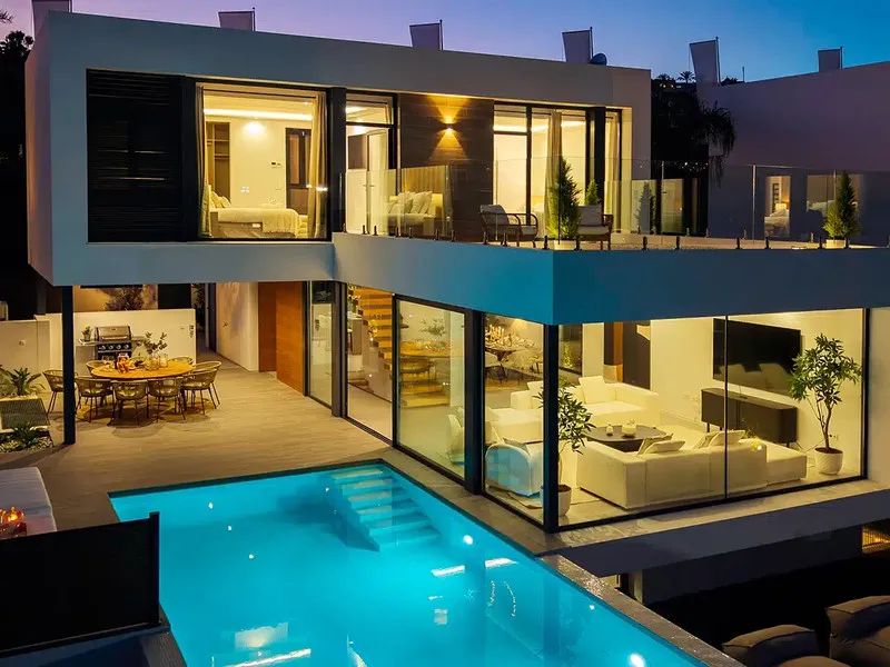 This is a brand new, Scandinavian-inspired home set front line to El Campanario Golf. Just minutes from Puerto Banús, the beach, and top golf courses, this modern villa offers five spacious bedrooms, four en suite bathrooms, and a guest toilet. The open p