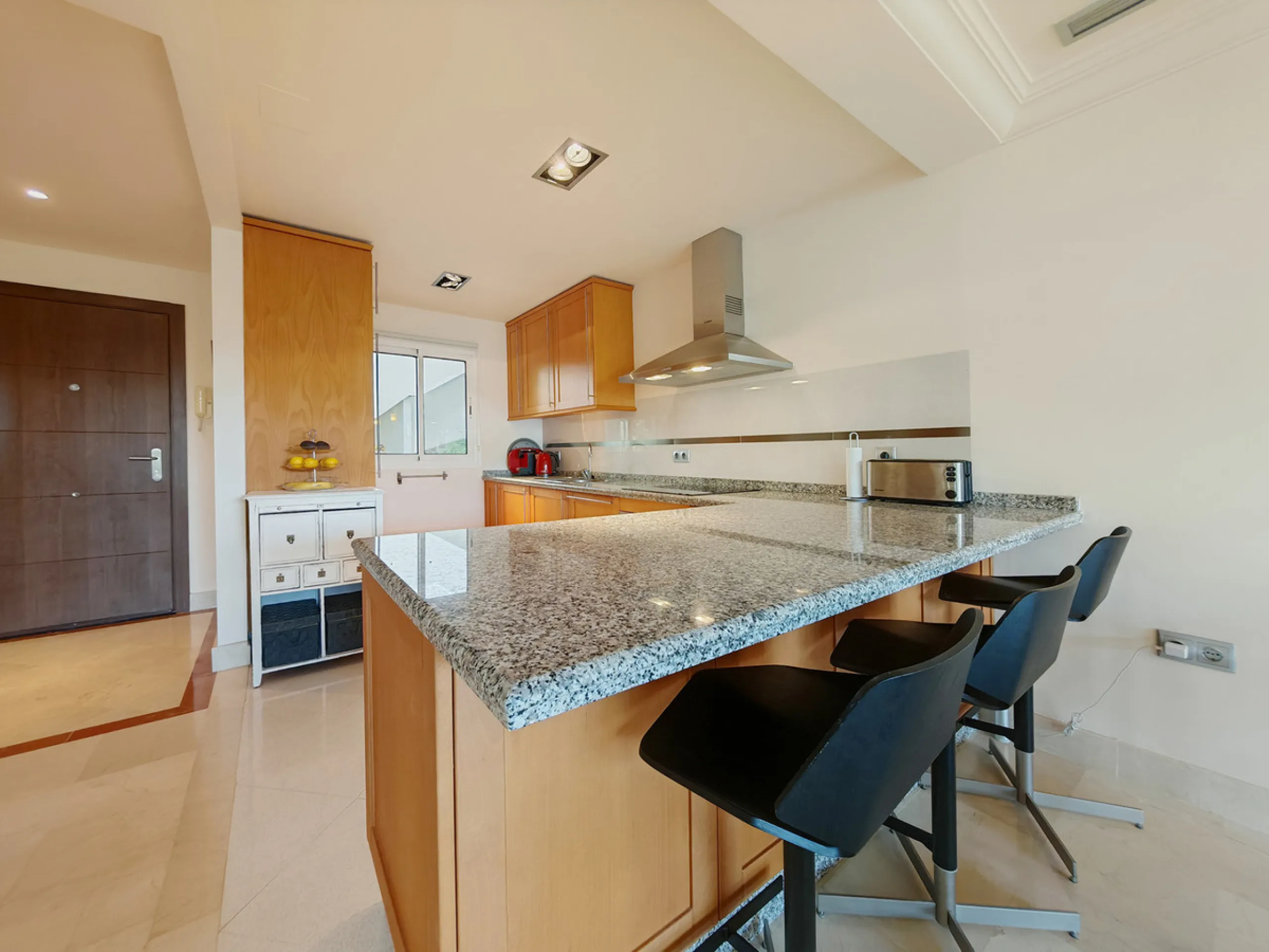 Apartment - Middle Floor Apartment в продаже в Marbella, Málaga. В доме 2 спален и 2 ванных комнат. Площадь дома 99 м²