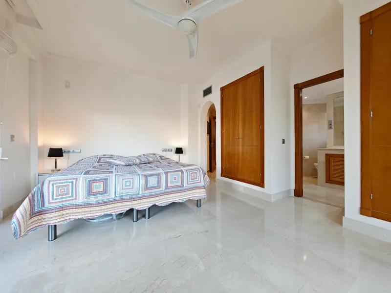 Apartment - Middle Floor Apartment в продаже в Marbella, Málaga. В доме 2 спален и 2 ванных комнат. Площадь дома 99 м²