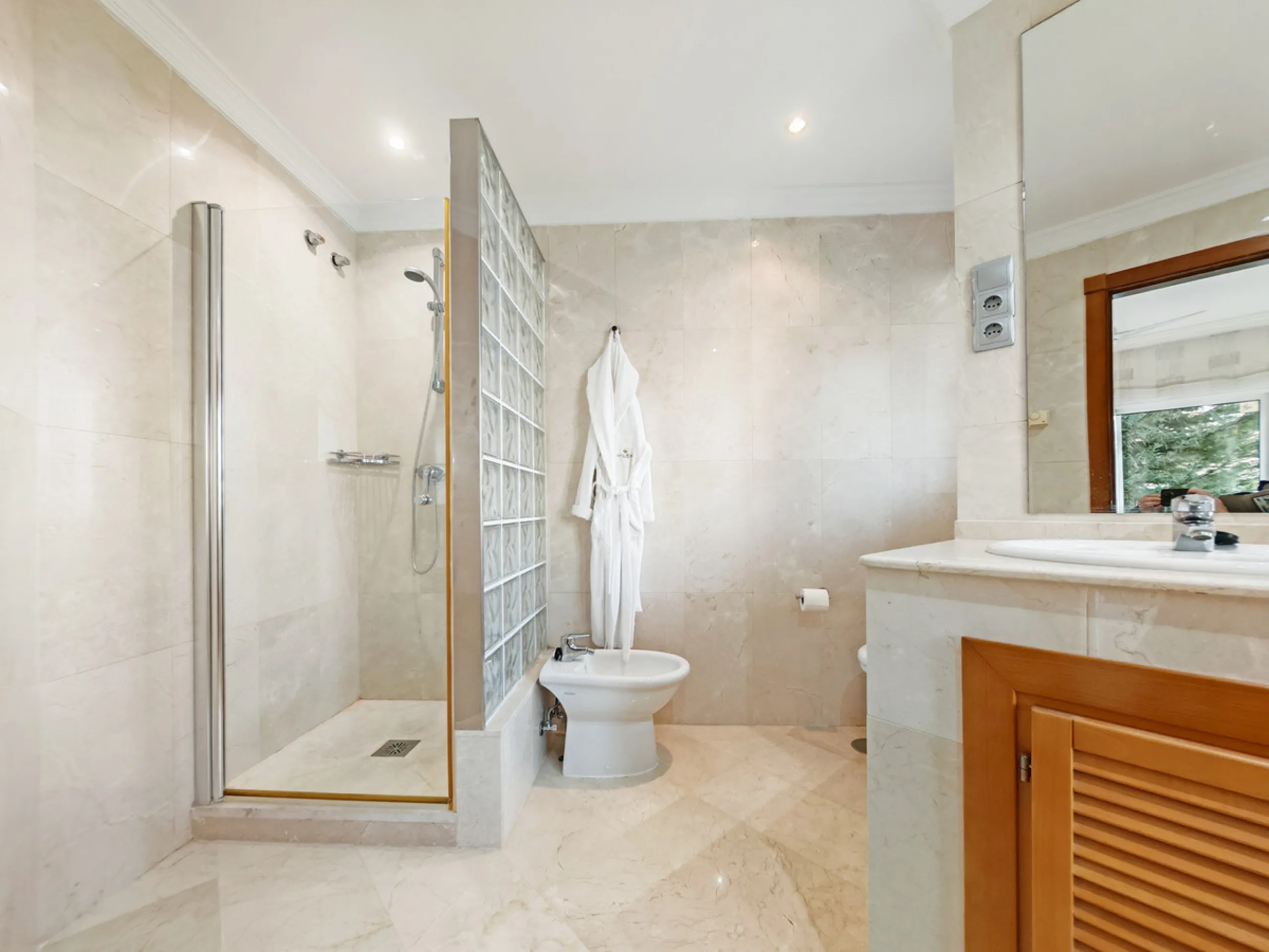 Apartment - Middle Floor Apartment в продаже в Marbella, Málaga. В доме 2 спален и 2 ванных комнат. Площадь дома 99 м²