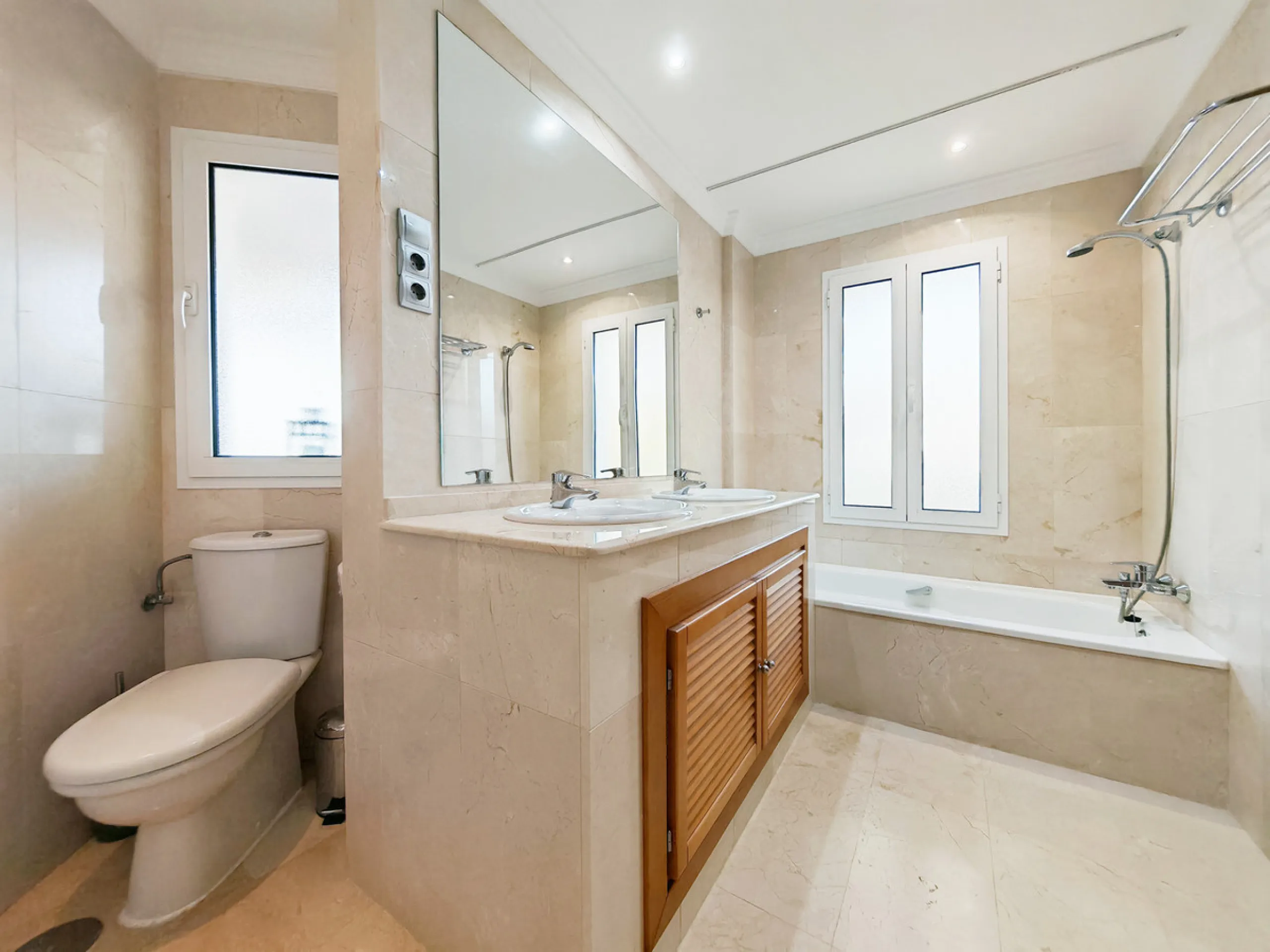 Apartment - Middle Floor Apartment в продаже в Marbella, Málaga. В доме 2 спален и 2 ванных комнат. Площадь дома 99 м²