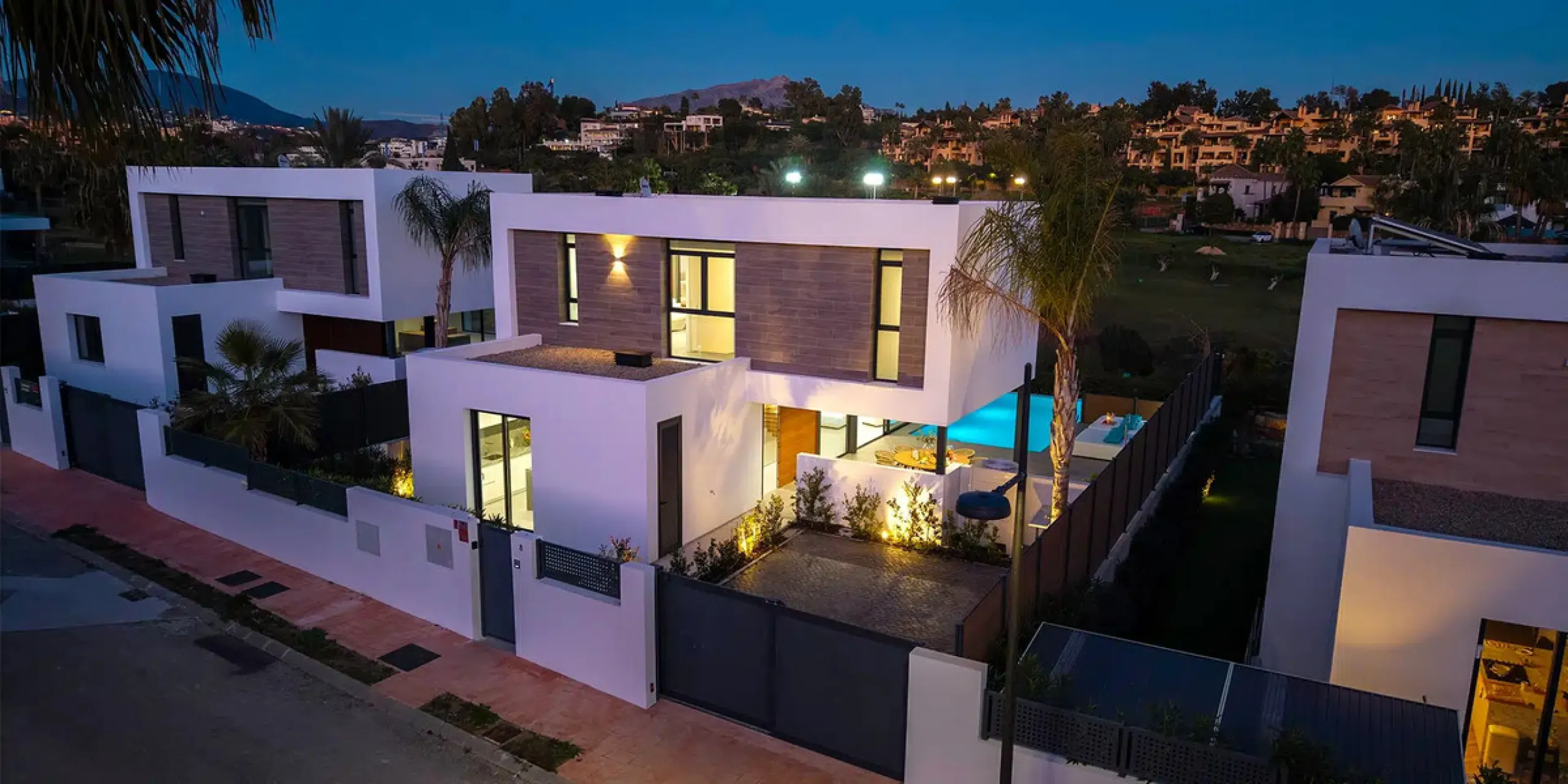 This is a brand new, Scandinavian-inspired home set front line to El Campanario Golf. Just minutes from Puerto Banús, the beach, and top golf courses, this modern villa offers five spacious bedrooms, four en suite bathrooms, and a guest toilet. The open p