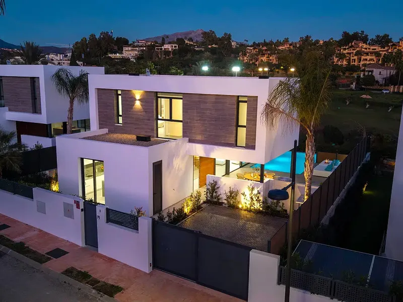 This is a brand new, Scandinavian-inspired home set front line to El Campanario Golf. Just minutes from Puerto Banús, the beach, and top golf courses, this modern villa offers five spacious bedrooms, four en suite bathrooms, and a guest toilet. The open p