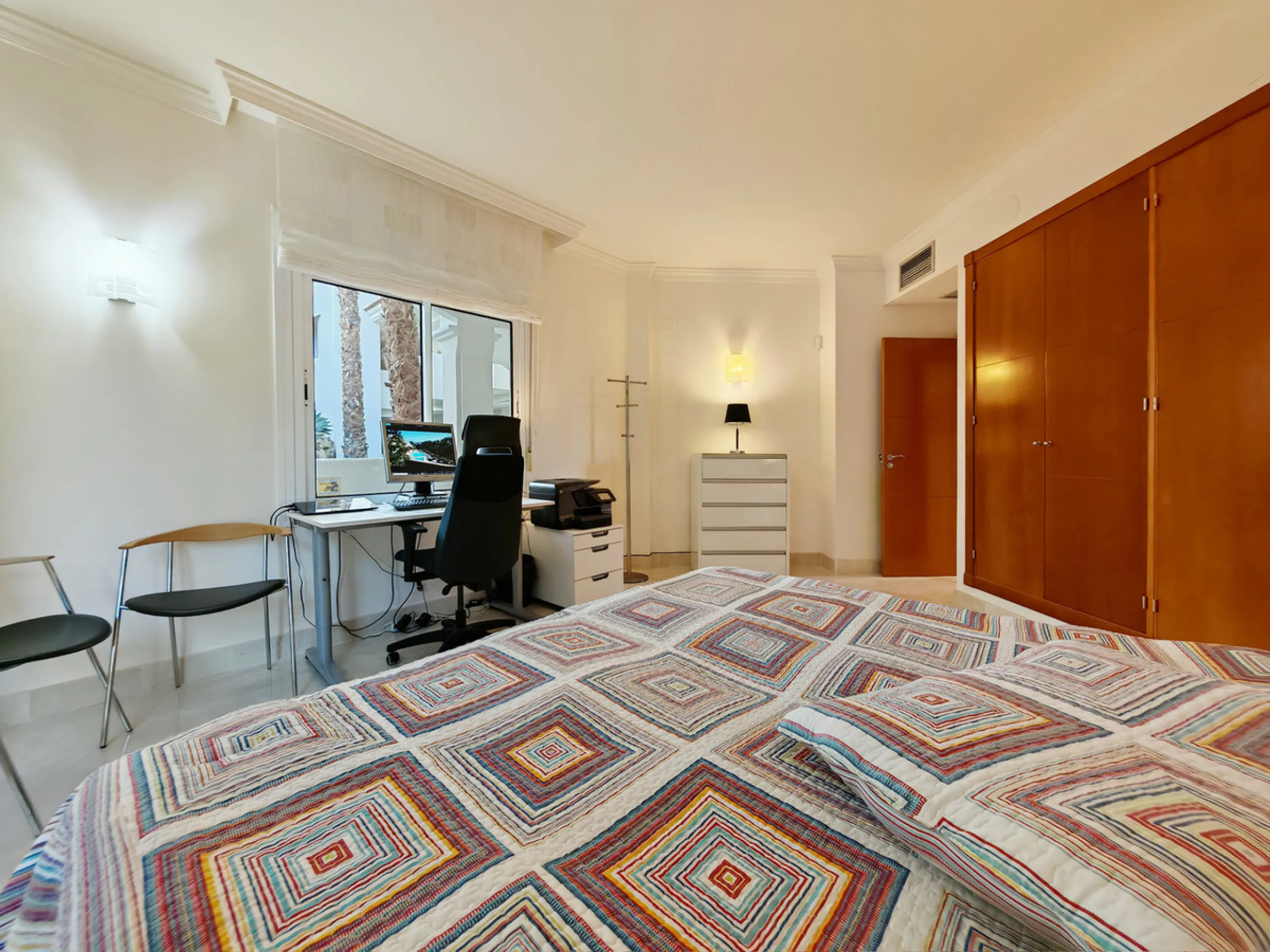 Apartment - Middle Floor Apartment в продаже в Marbella, Málaga. В доме 2 спален и 2 ванных комнат. Площадь дома 99 м²