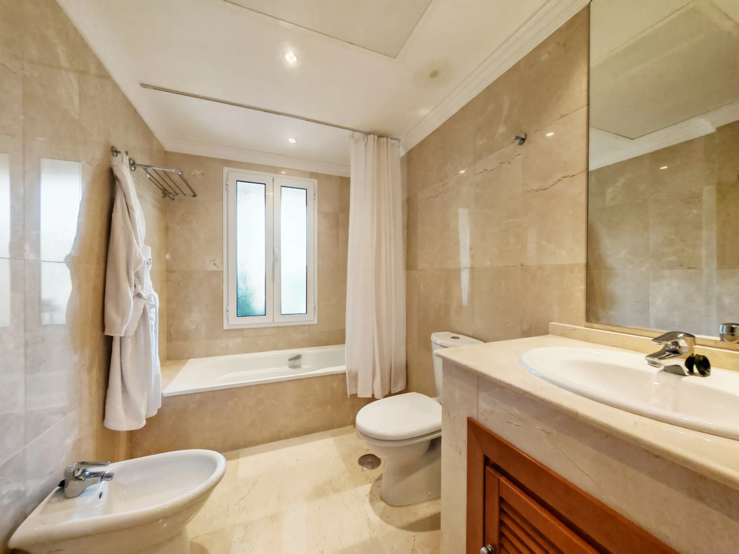 Apartment - Middle Floor Apartment в продаже в Marbella, Málaga. В доме 2 спален и 2 ванных комнат. Площадь дома 99 м²