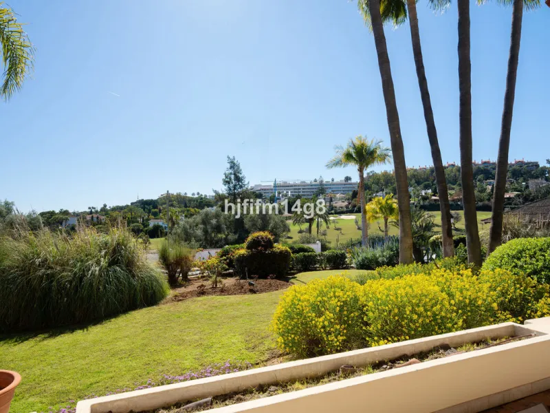 Apartment - Ground Floor Apartment в продаже в Marbella, Málaga. В доме 3 спален и 4 ванных комнат. Площадь дома 195 м²
