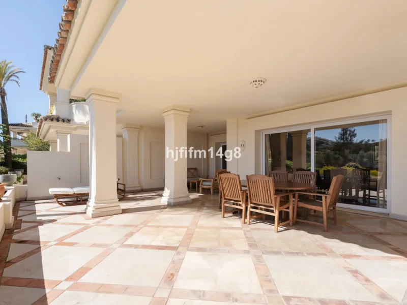 Apartment - Ground Floor Apartment в продаже в Marbella, Málaga. В доме 3 спален и 4 ванных комнат. Площадь дома 195 м²