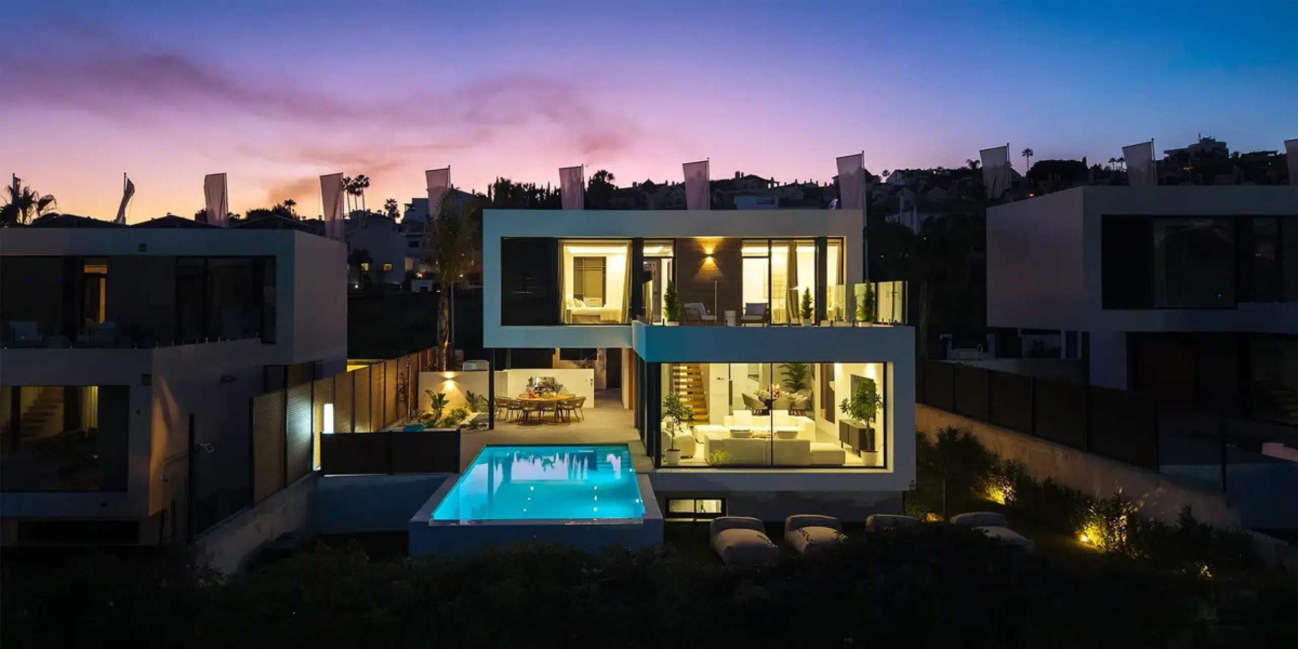 This is a brand new, Scandinavian-inspired home set front line to El Campanario Golf. Just minutes from Puerto Banús, the beach, and top golf courses, this modern villa offers five spacious bedrooms, four en suite bathrooms, and a guest toilet. The open p