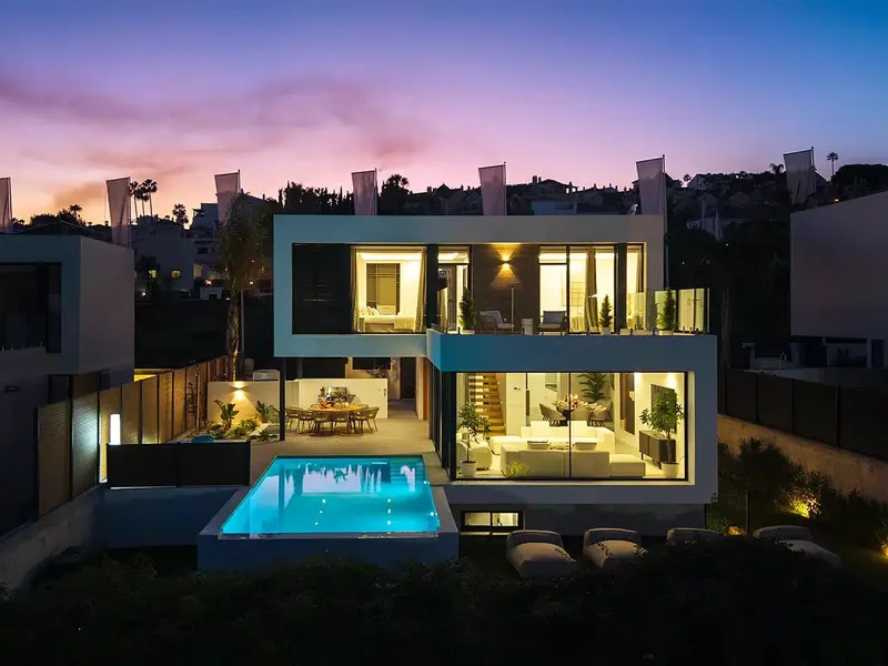 This is a brand new, Scandinavian-inspired home set front line to El Campanario Golf. Just minutes from Puerto Banús, the beach, and top golf courses, this modern villa offers five spacious bedrooms, four en suite bathrooms, and a guest toilet. The open p