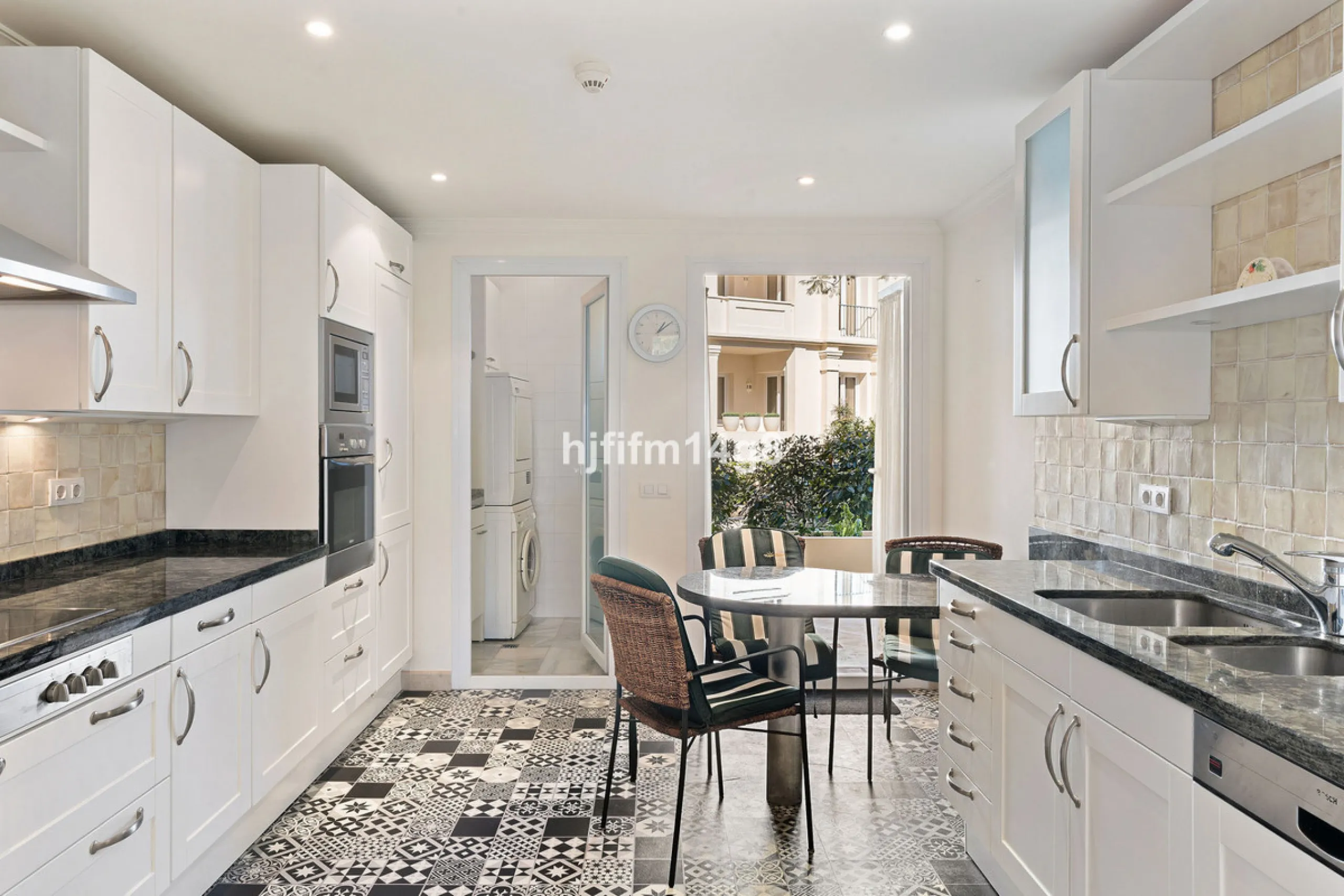 Apartment - Ground Floor Apartment в продаже в Marbella, Málaga. В доме 3 спален и 4 ванных комнат. Площадь дома 195 м²