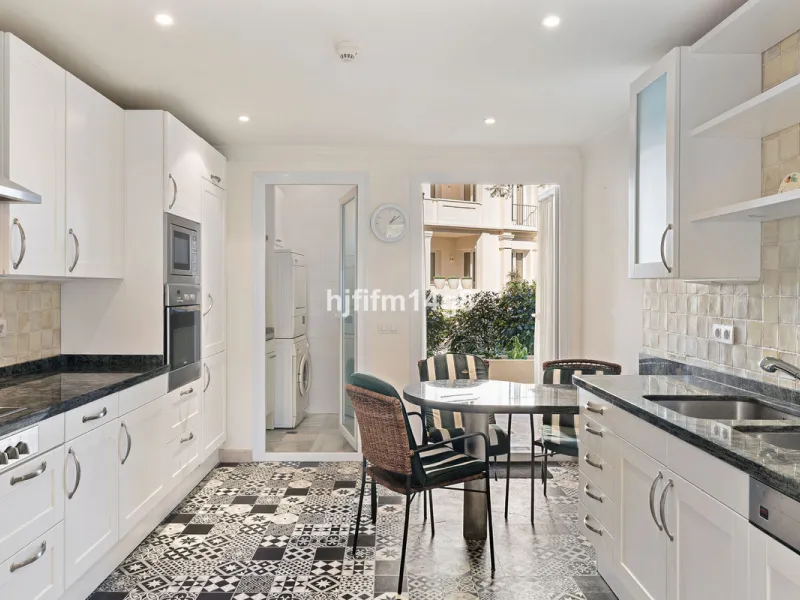 Apartment - Ground Floor Apartment в продаже в Marbella, Málaga. В доме 3 спален и 4 ванных комнат. Площадь дома 195 м²