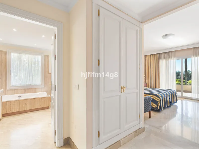 Apartment - Ground Floor Apartment в продаже в Marbella, Málaga. В доме 3 спален и 4 ванных комнат. Площадь дома 195 м²