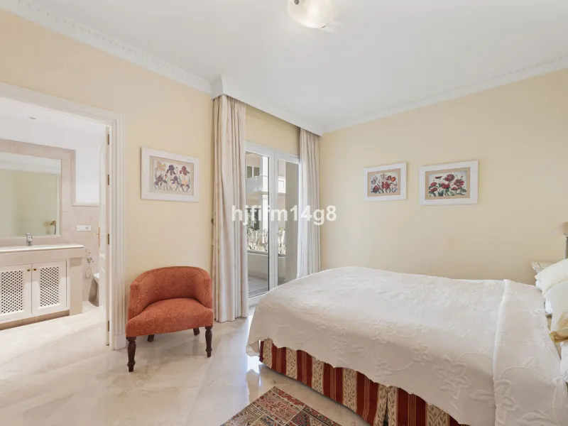 Apartment - Ground Floor Apartment в продаже в Marbella, Málaga. В доме 3 спален и 4 ванных комнат. Площадь дома 195 м²