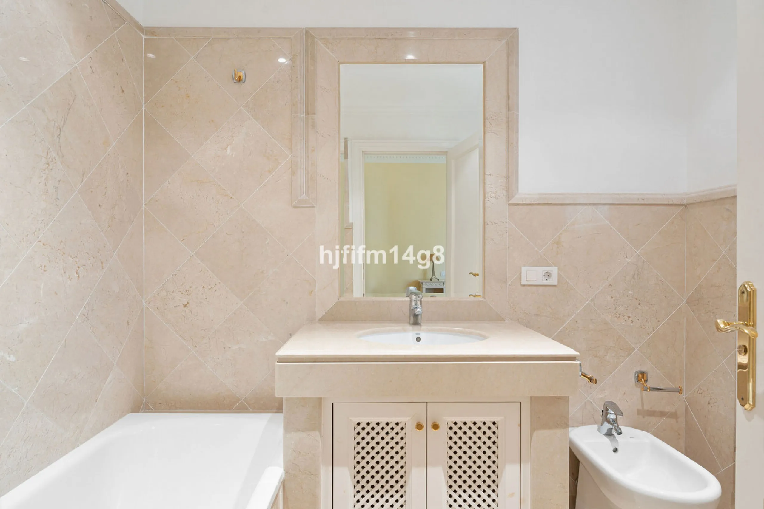 Apartment - Ground Floor Apartment в продаже в Marbella, Málaga. В доме 3 спален и 4 ванных комнат. Площадь дома 195 м²
