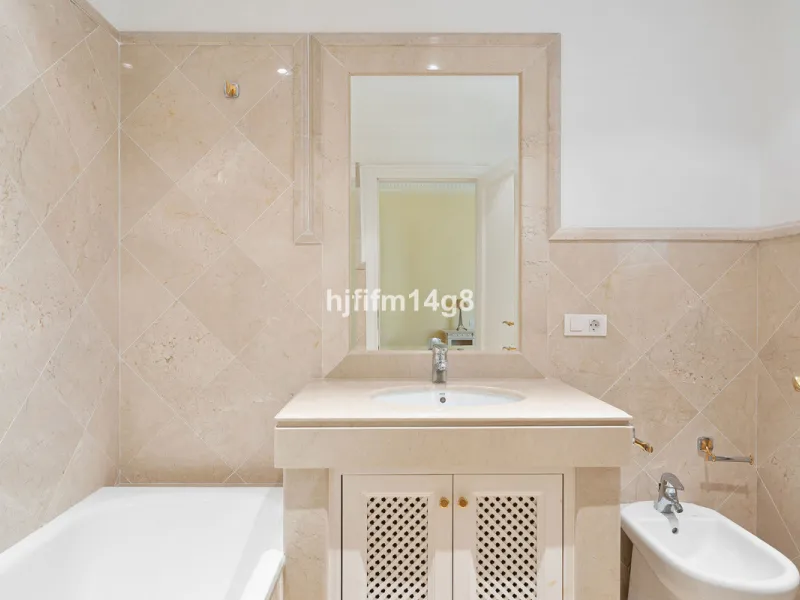 Apartment - Ground Floor Apartment в продаже в Marbella, Málaga. В доме 3 спален и 4 ванных комнат. Площадь дома 195 м²