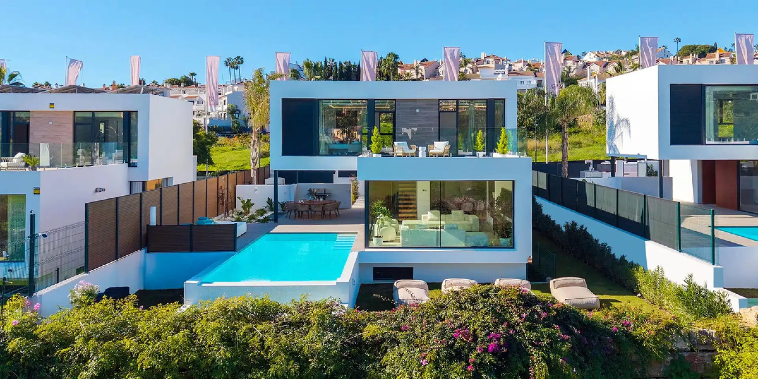 This is a brand new, Scandinavian-inspired home set front line to El Campanario Golf. Just minutes from Puerto Banús, the beach, and top golf courses, this modern villa offers five spacious bedrooms, four en suite bathrooms, and a guest toilet. The open p