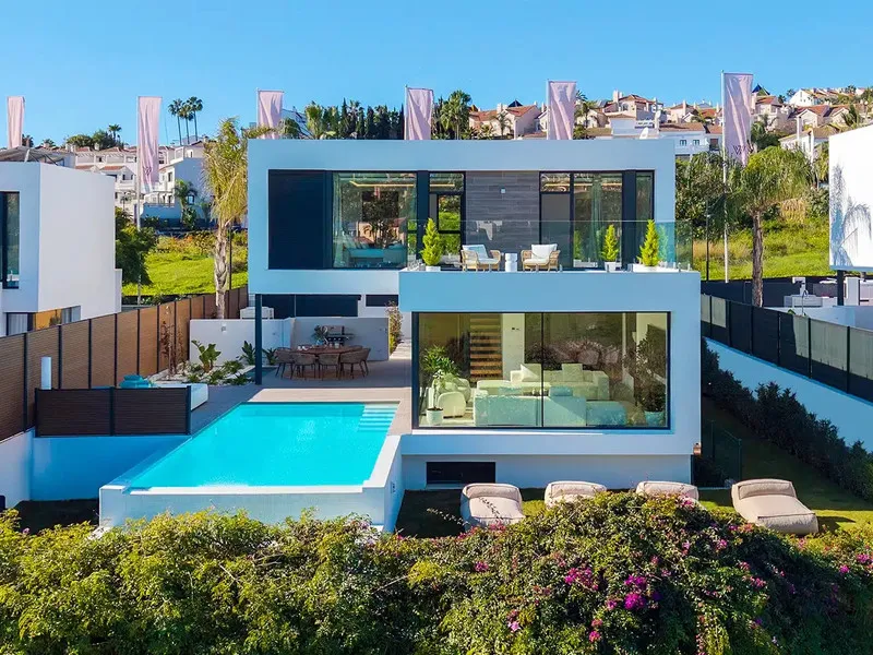 This is a brand new, Scandinavian-inspired home set front line to El Campanario Golf. Just minutes from Puerto Banús, the beach, and top golf courses, this modern villa offers five spacious bedrooms, four en suite bathrooms, and a guest toilet. The open p