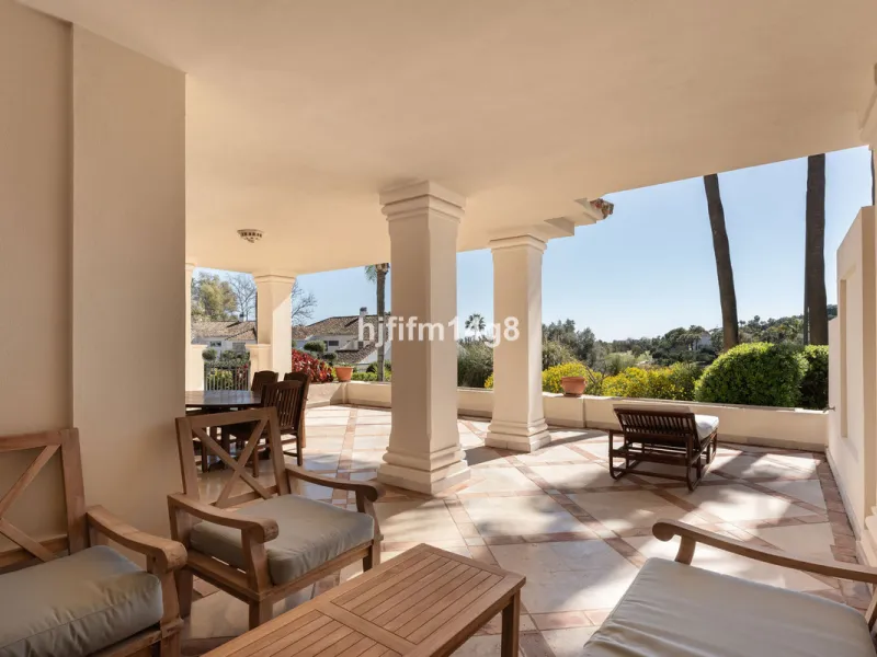 Apartment - Ground Floor Apartment в продаже в Marbella, Málaga. В доме 3 спален и 4 ванных комнат. Площадь дома 195 м²