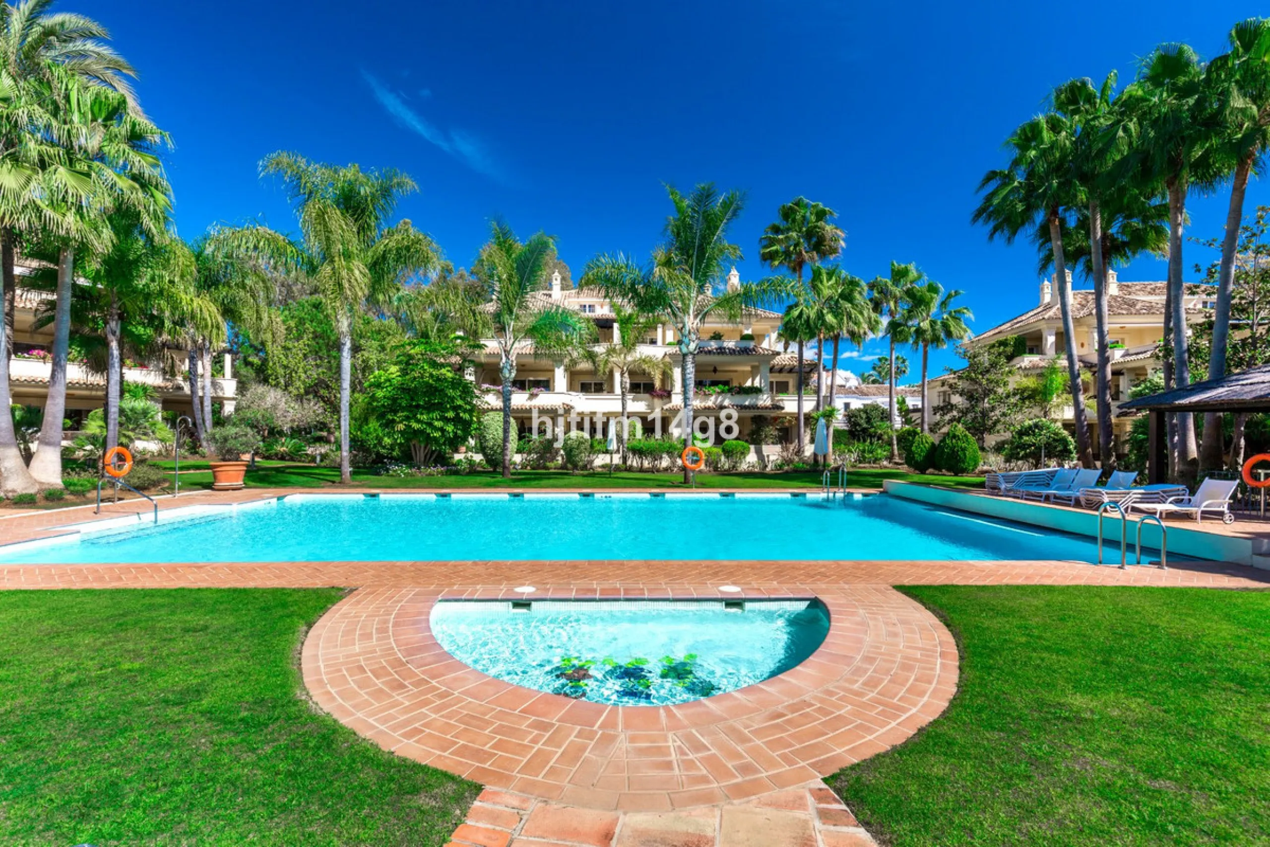 Apartment - Ground Floor Apartment в продаже в Marbella, Málaga. В доме 3 спален и 4 ванных комнат. Площадь дома 195 м²