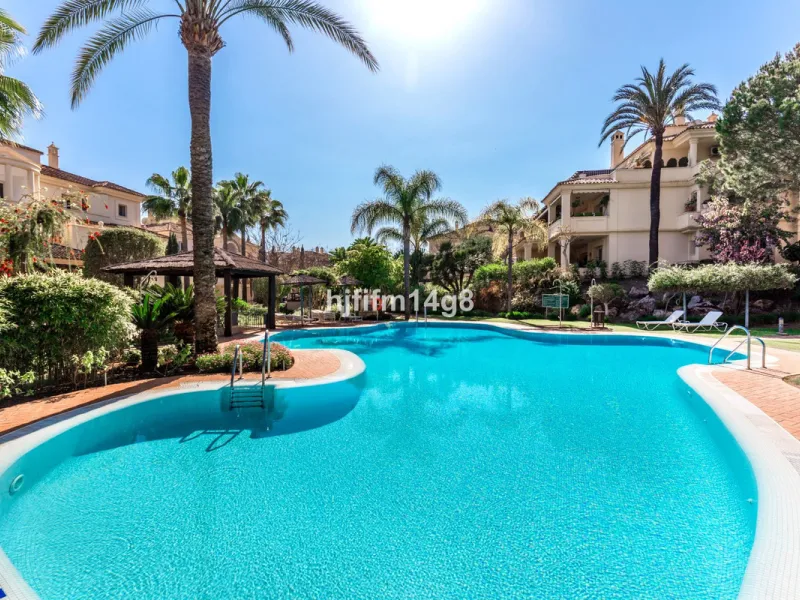Apartment - Ground Floor Apartment в продаже в Marbella, Málaga. В доме 3 спален и 4 ванных комнат. Площадь дома 195 м²