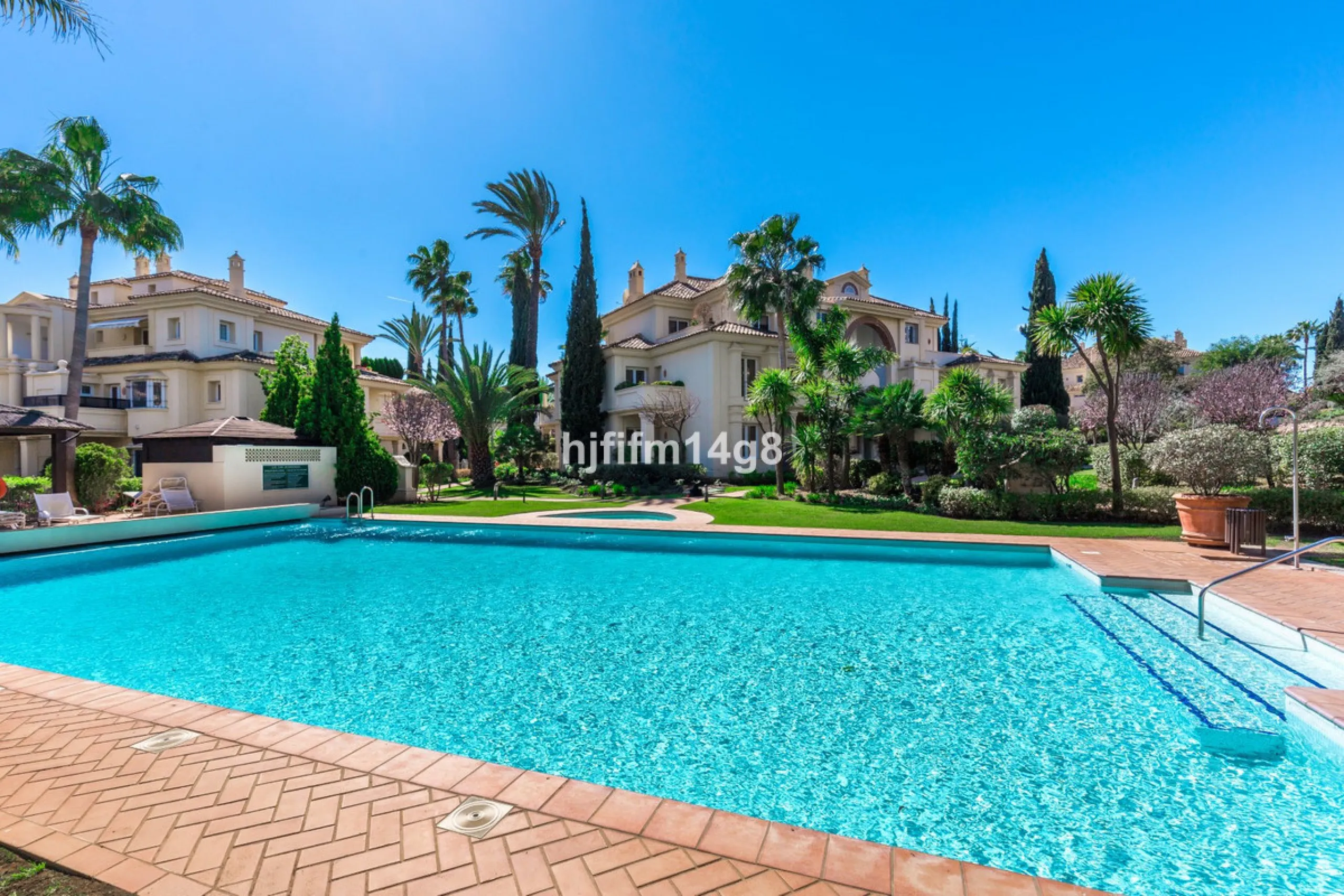 Apartment - Ground Floor Apartment в продаже в Marbella, Málaga. В доме 3 спален и 4 ванных комнат. Площадь дома 195 м²