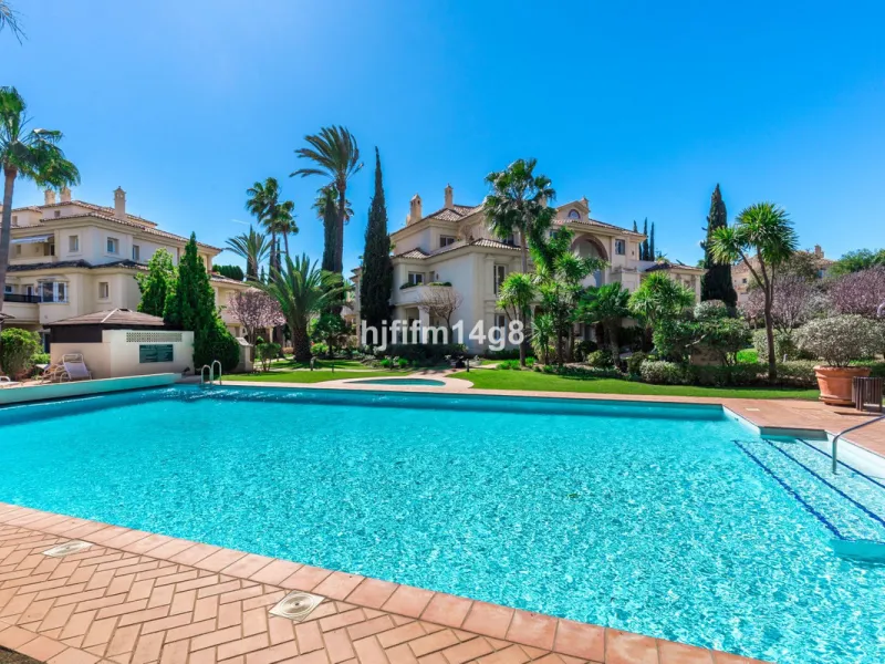Apartment - Ground Floor Apartment в продаже в Marbella, Málaga. В доме 3 спален и 4 ванных комнат. Площадь дома 195 м²