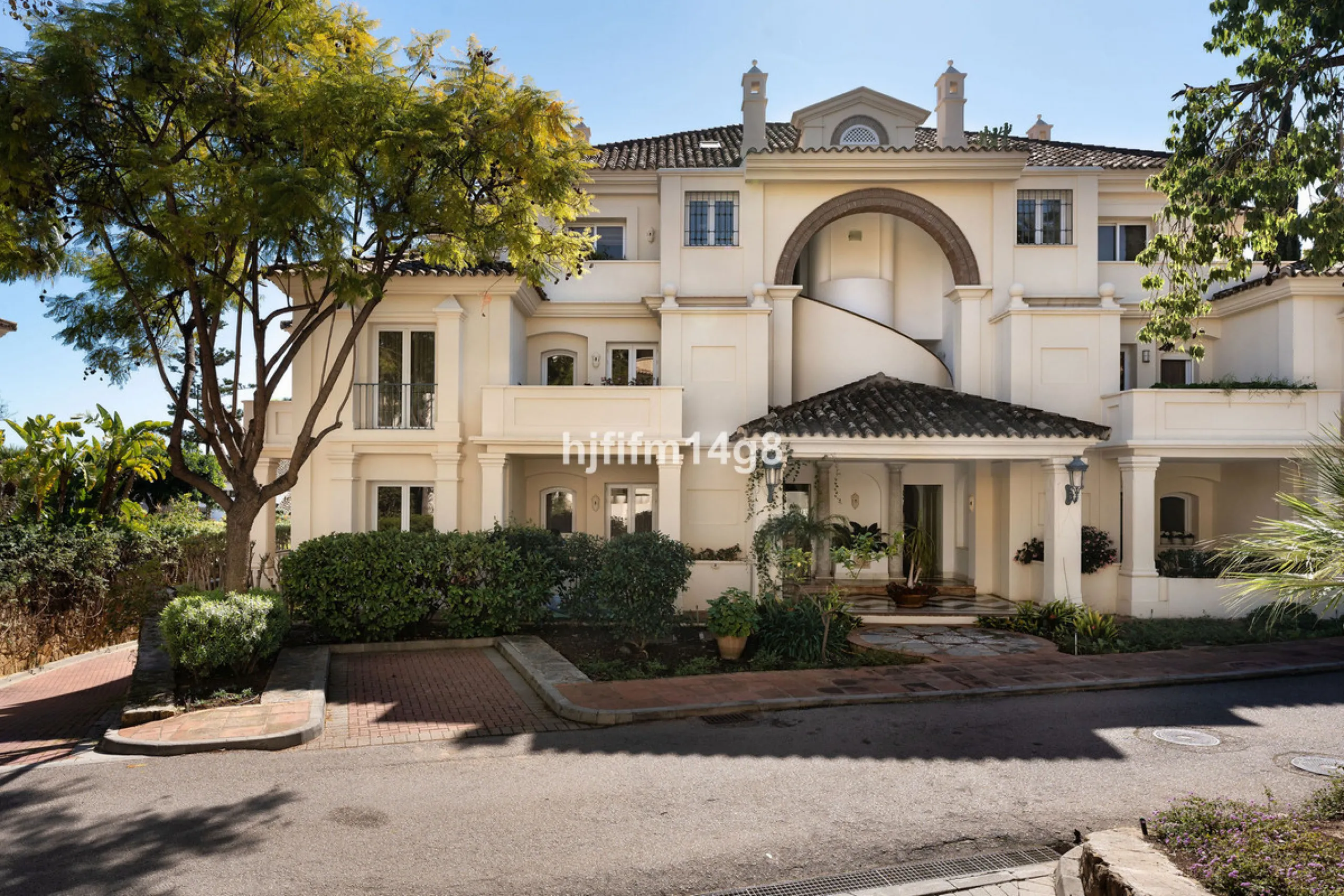 Apartment - Ground Floor Apartment в продаже в Marbella, Málaga. В доме 3 спален и 4 ванных комнат. Площадь дома 195 м²