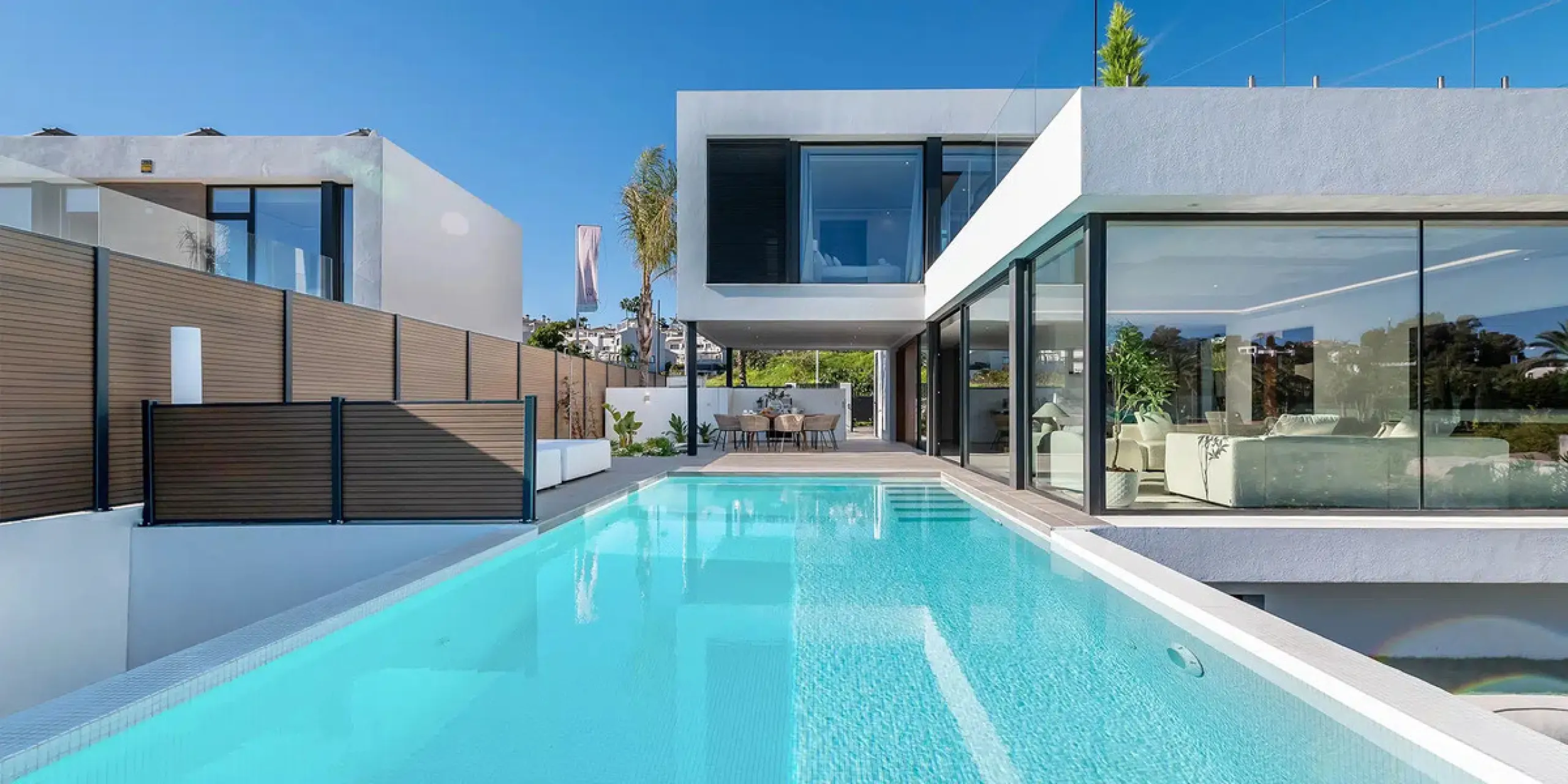 This is a brand new, Scandinavian-inspired home set front line to El Campanario Golf. Just minutes from Puerto Banús, the beach, and top golf courses, this modern villa offers five spacious bedrooms, four en suite bathrooms, and a guest toilet. The open p