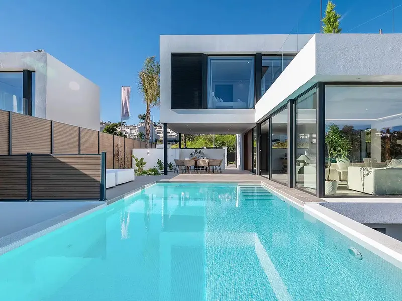 This is a brand new, Scandinavian-inspired home set front line to El Campanario Golf. Just minutes from Puerto Banús, the beach, and top golf courses, this modern villa offers five spacious bedrooms, four en suite bathrooms, and a guest toilet. The open p