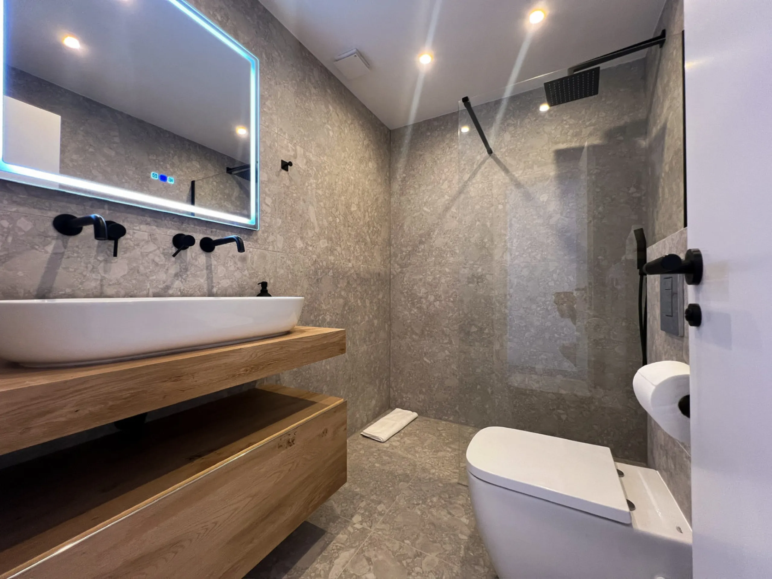 Exceptional Penthouse with roof top solarium: Unmatched Luxury with High Rental Income Potential