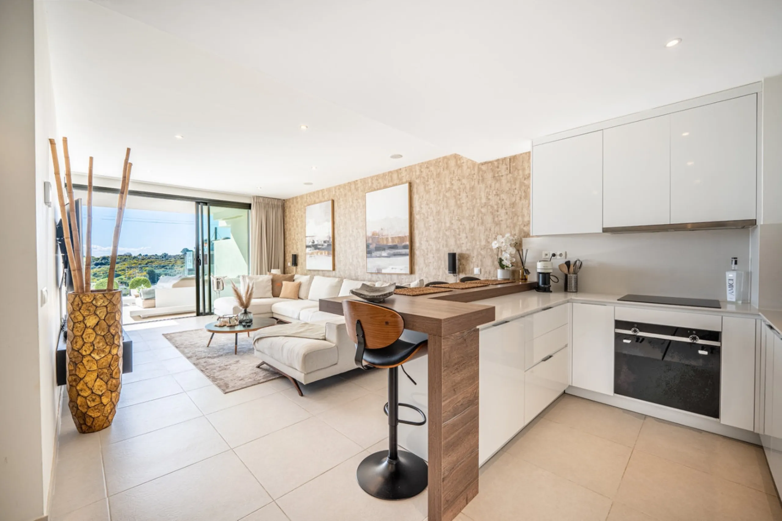 This stunning modern golf front apartment in Estepona with two bedrooms and two bathrooms. The property offers open views of the sea and mountains and is ready to move into. It sits in a well-kept urbanisation with a pool, gym and landscaped gardens. Furn