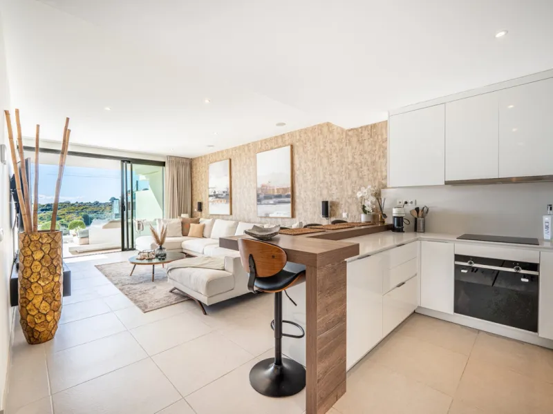 This stunning modern golf front apartment in Estepona with two bedrooms and two bathrooms. The property offers open views of the sea and mountains and is ready to move into. It sits in a well-kept urbanisation with a pool, gym and landscaped gardens. Furn