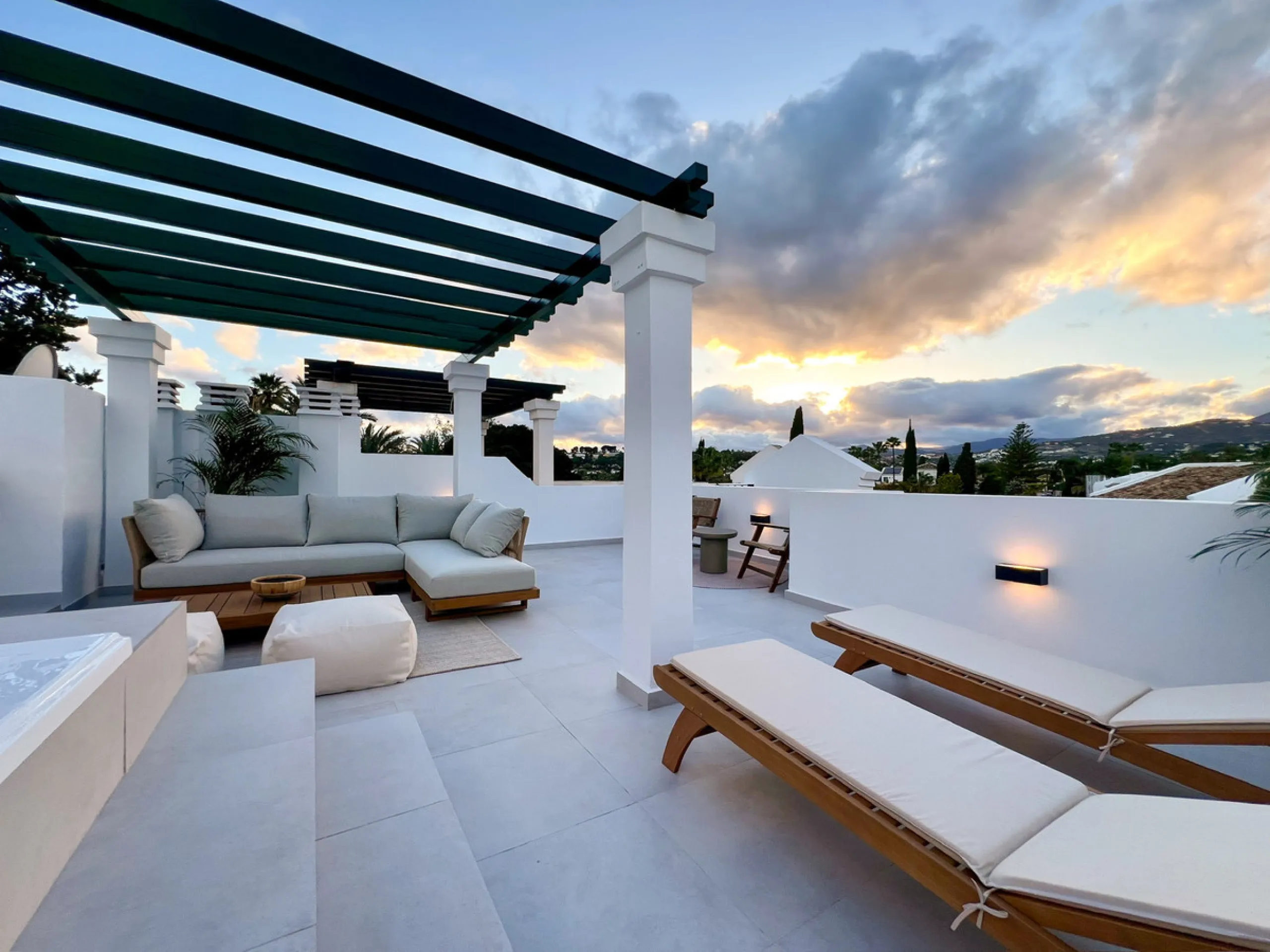 Exceptional Penthouse with roof top solarium: Unmatched Luxury with High Rental Income Potential