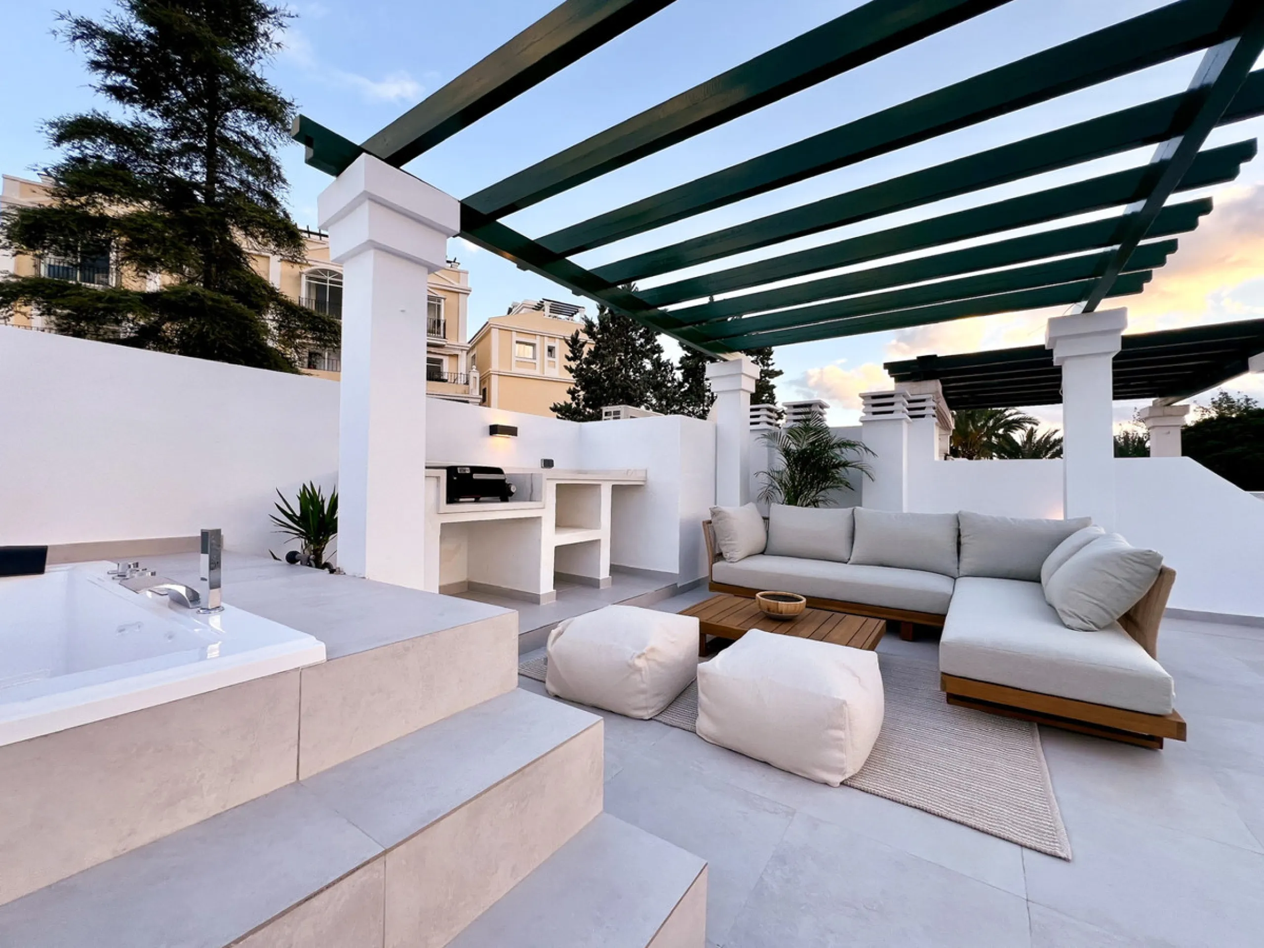 Exceptional Penthouse with roof top solarium: Unmatched Luxury with High Rental Income Potential