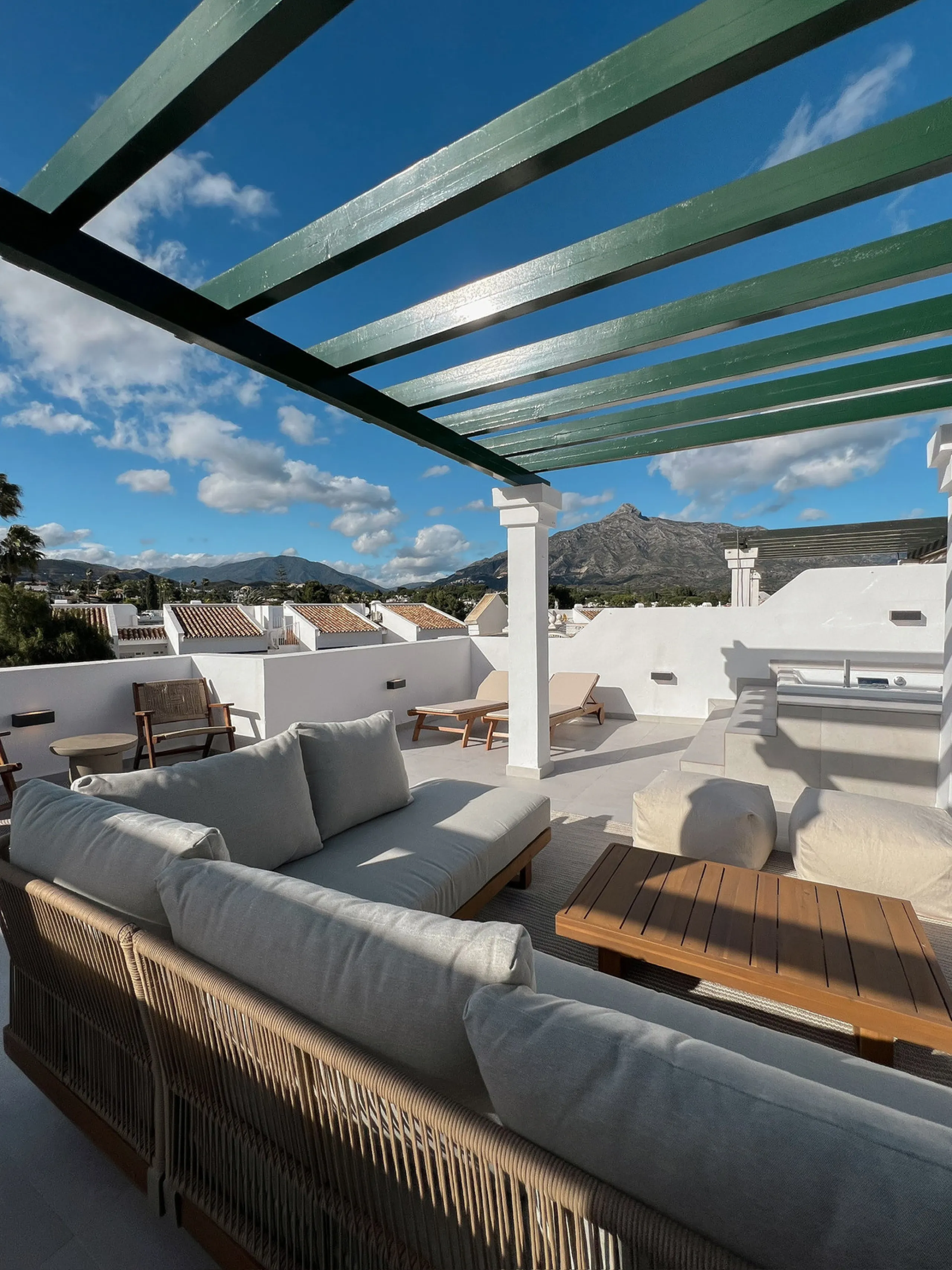 Exceptional Penthouse with roof top solarium: Unmatched Luxury with High Rental Income Potential