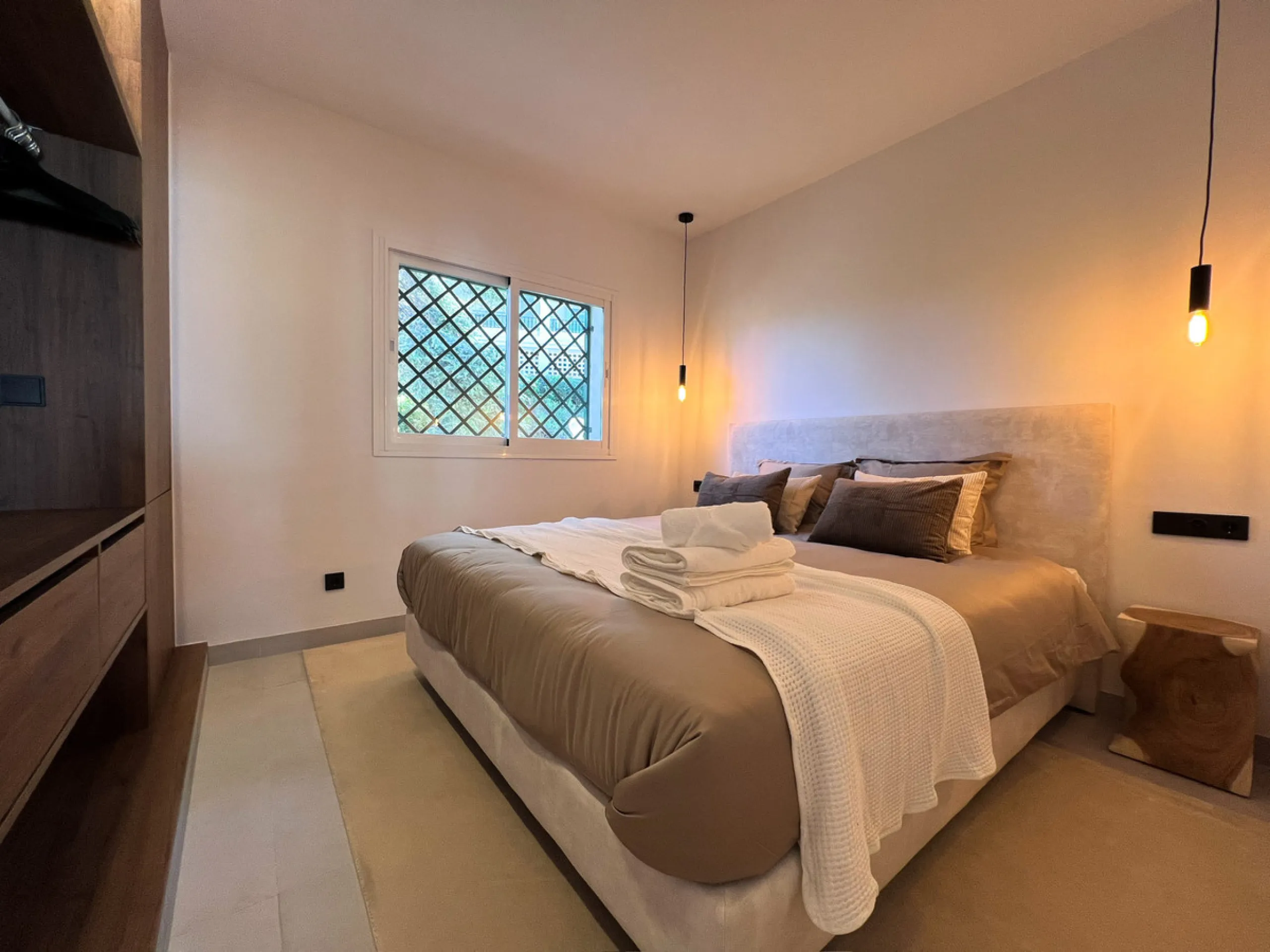 Exceptional Penthouse with roof top solarium: Unmatched Luxury with High Rental Income Potential