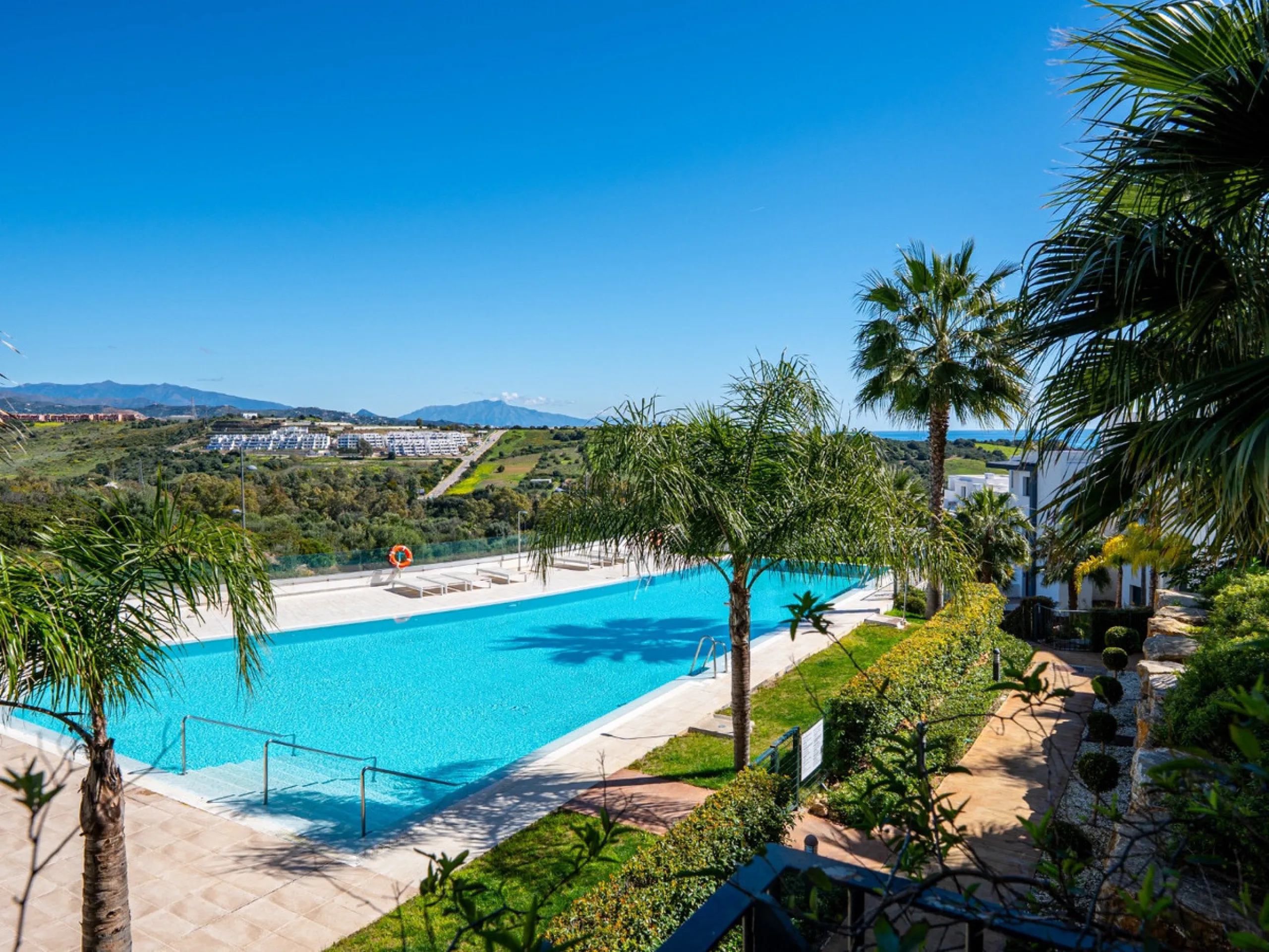 This stunning modern golf front apartment in Estepona with two bedrooms and two bathrooms. The property offers open views of the sea and mountains and is ready to move into. It sits in a well-kept urbanisation with a pool, gym and landscaped gardens. Furn