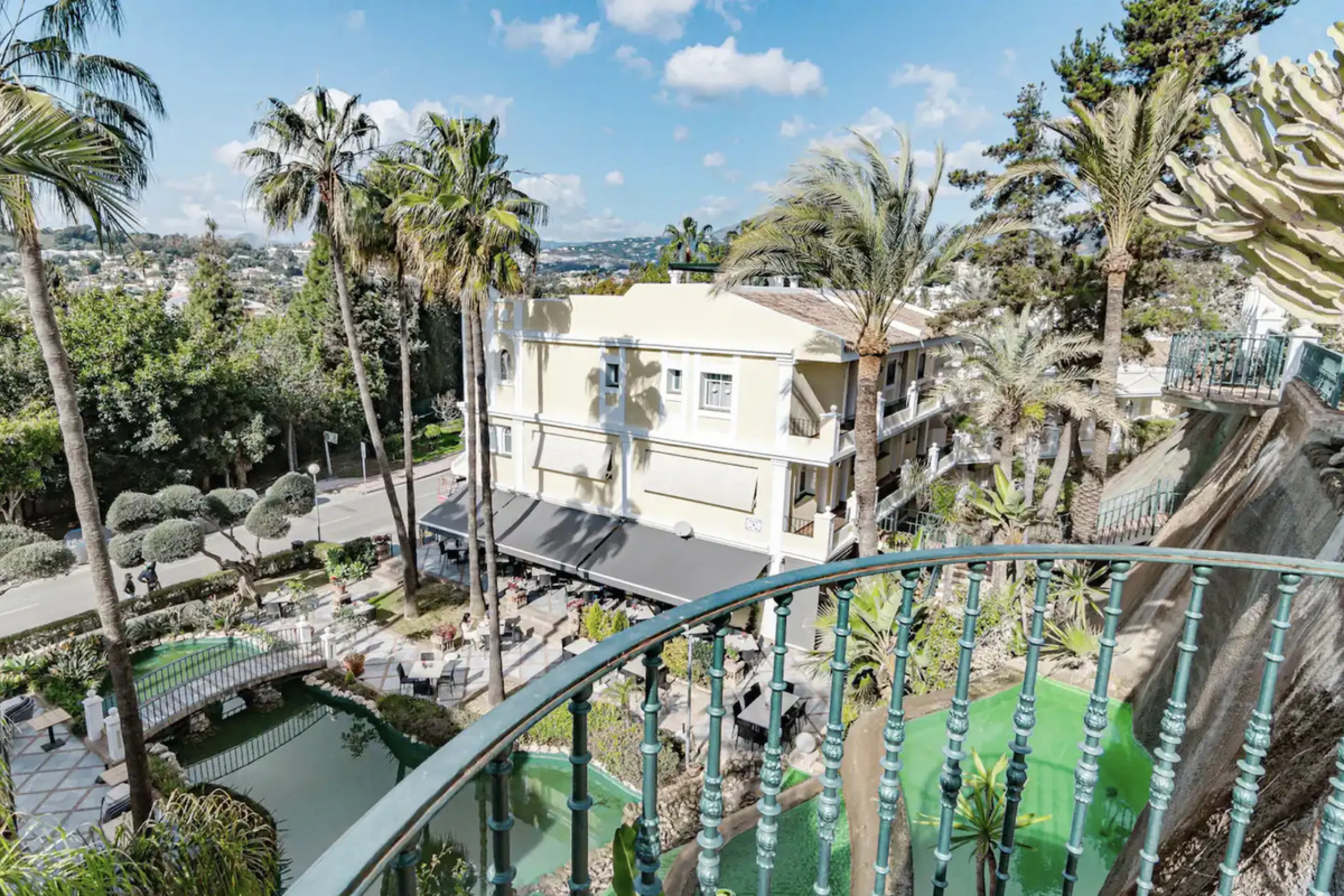 Exceptional Penthouse with roof top solarium: Unmatched Luxury with High Rental Income Potential