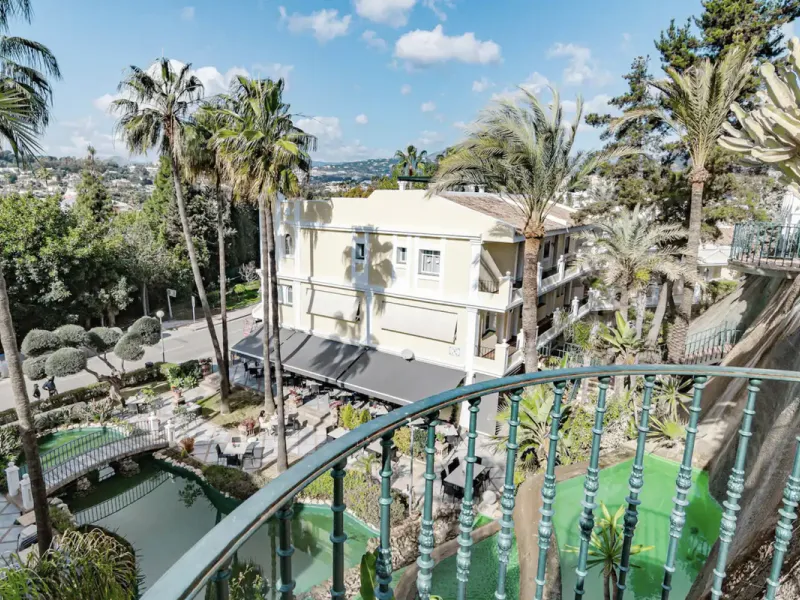 Exceptional Penthouse with roof top solarium: Unmatched Luxury with High Rental Income Potential