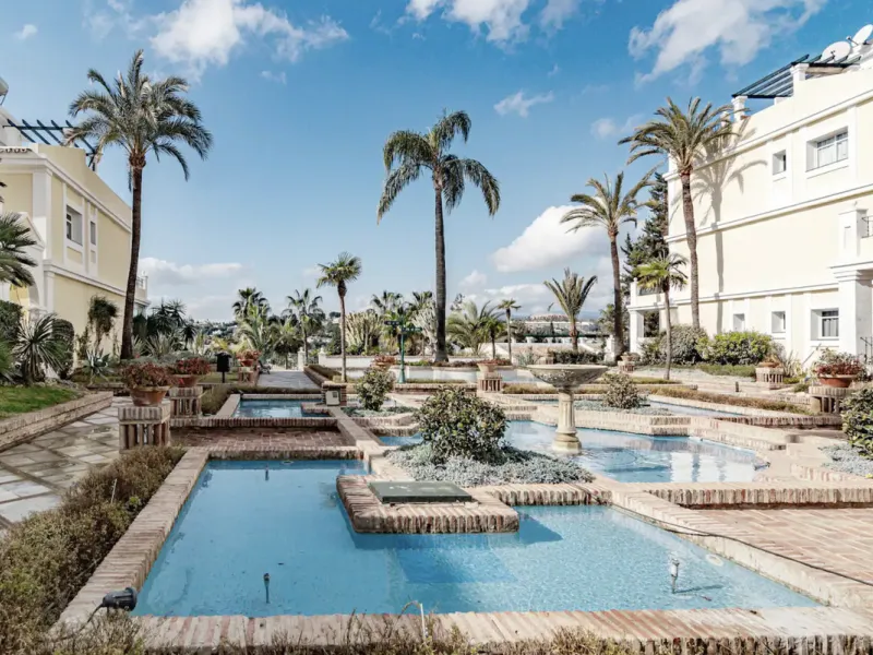 Exceptional Penthouse with roof top solarium: Unmatched Luxury with High Rental Income Potential