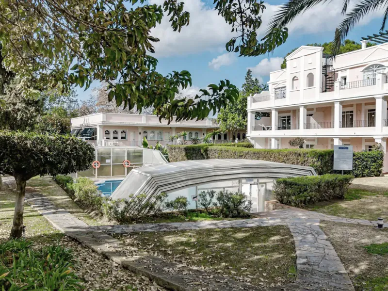 Exceptional Penthouse with roof top solarium: Unmatched Luxury with High Rental Income Potential